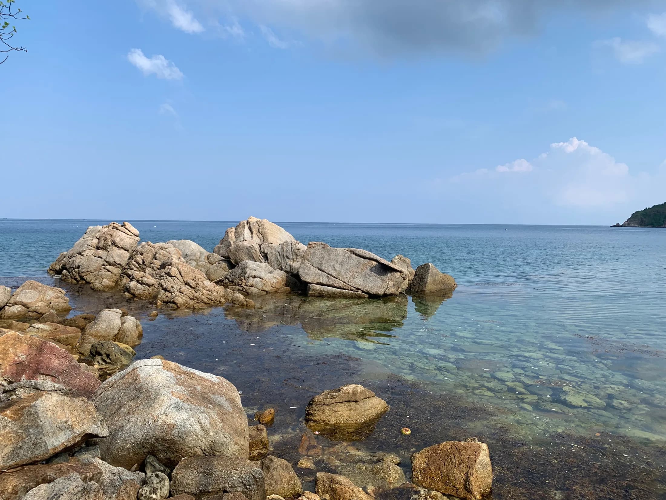 Clear water and coastal rocks below the Haad Salad site